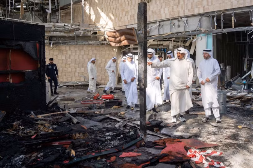 Các quan chức kiểm tra thiệt hại tại Sân bay Quốc tế Kuwait, ngày 3/6. Ảnh: Reuters.