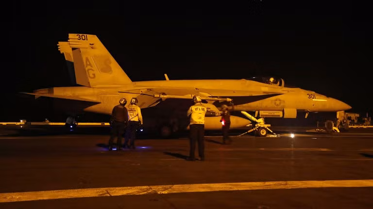 Một chiếc máy bay F/A-18E Super Hornet của Mỹ đang chuẩn bị cất cánh từ sàn đáp của tàu sân bay USS Abraham Lincoln. Ảnh: Getty.
