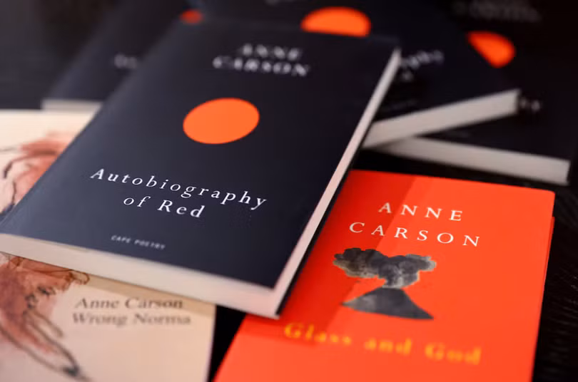 Các bản sao sách của Anne Carson, người đoạt giải Nobel Văn học năm 2026, được trưng bày tại hiệu sách Waterstones ở London, Anh, ngày 8/10. Ảnh: Reuters.