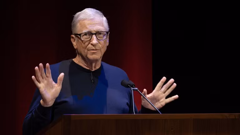 Bill Gates, người đồng sáng lập Microsoft, phát biểu tại Hội trường Beckman của Caltech ở Pasadena, California, Mỹ, ngày 3/11/2025. Ảnh: Getty.