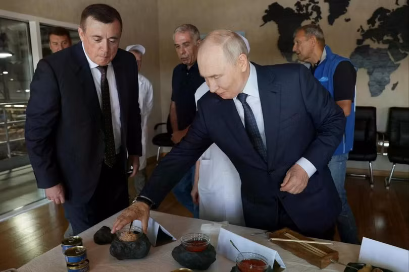 Tổng thống Nga Vladimir Putin trong chuyến thăm khu phức hợp chế biến cá Yasny trên đảo Iturup thuộc quần đảo Kuril hôm 13/8. Ảnh: Sputnik.