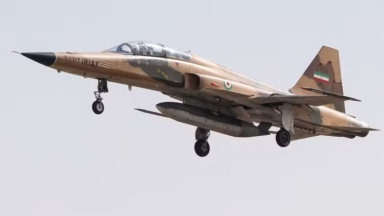 Máy bay chiến đấu F-5F của Không quân Iran. Ảnh: MW.