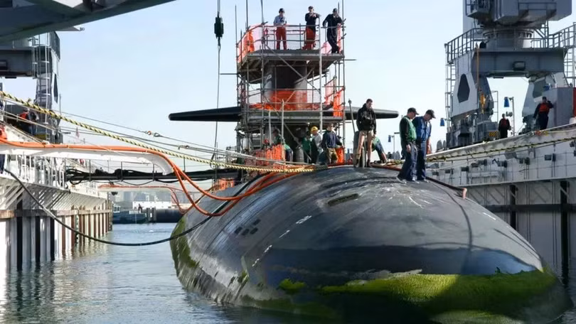 Tàu ngầm hạt nhân tấn công nhanh lớp Los Angeles USS Helena (SSN 725) đang được kéo bằng dây neo vào ụ nổi. Ảnh: IE.