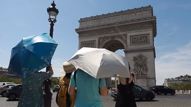 Nắng nóng gay gắt tại Paris, Pháp, ngày 25/6. Ảnh: Getty.