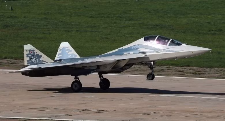 Nguyên mẫu máy bay chiến đấu hai chỗ ngồi Su-57D. Ảnh: MW.