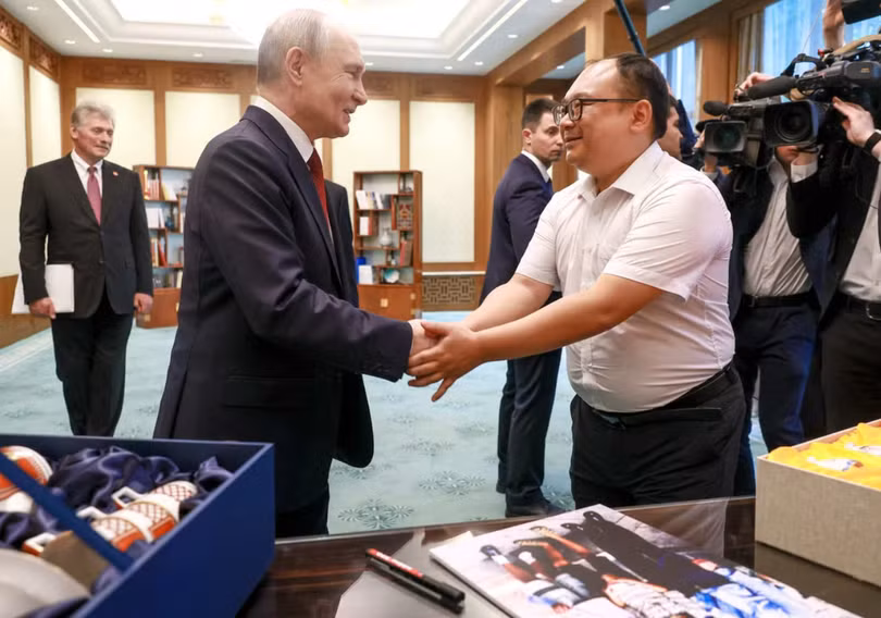 cuoc-hoi-ngo-kho-tin-sau-25-nam-giua-ong-putin-va-cau-be-o-cong-vien-bac-hai-2.png