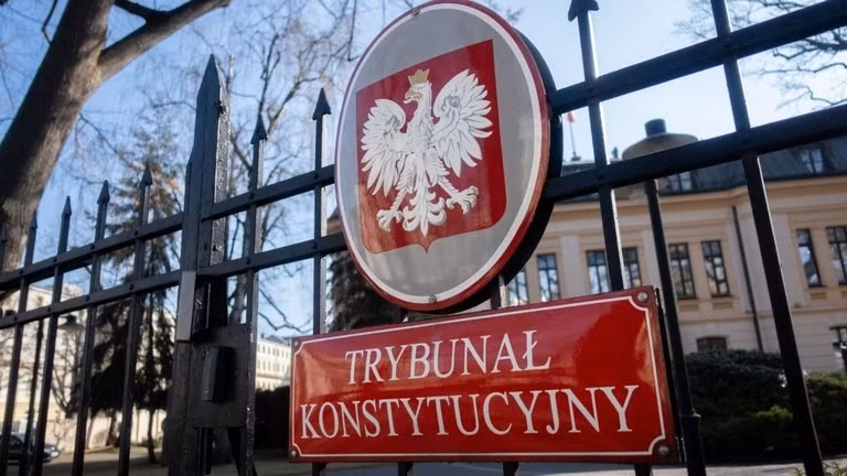Tấm biển của Tòa án Hiến pháp bên ngoài trụ sở chính tại Warsaw, Ba Lan, ngày 23/3. Ảnh: Getty.