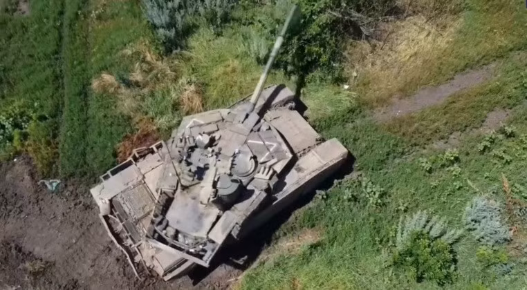 nga-cong-bo-cau-hinh-giap-hang-nang-moi-cho-xe-tang-t-90m-voi-he-thong-chong-uav-va-arena-m-3.jpg