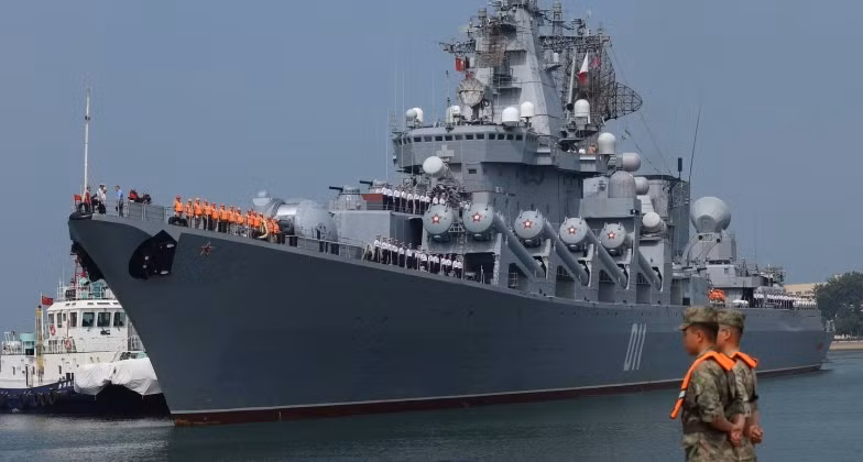Tàu tuần dương lớp Slava Varyag của Hải quân Nga tại Thanh Đảo. Ảnh: Xinhua.