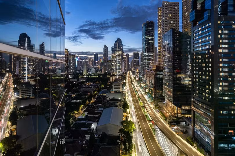 Mặt trời lặn trên khu thương mại Kuningan ở Jakarta. Indonesia muốn xây dựng một trung tâm tài chính để cạnh tranh với Singapore, Hong Kong hoặc Dubai. Ảnh: Shutterstock.