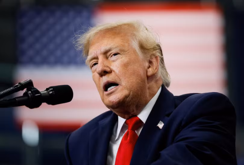 Tổng thống Mỹ Donald Trump phát biểu tại Trung tâm Thể thao Tưởng niệm Curtis D. Menard ở Wasilla, Alaska, Mỹ, ngày 13/10. Ảnh: Reuters.