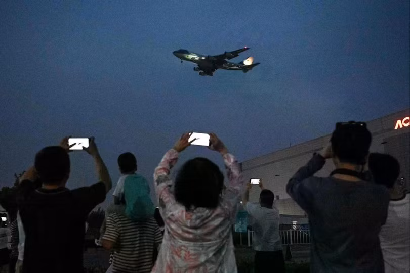 Người dân Bắc Kinh chụp ảnh chuyên cơ Không lực Một khi nó hạ cánh. Ảnh: AFP.