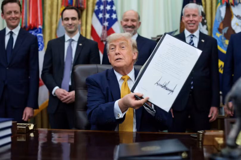 Tổng thống Mỹ Donald Trump giơ cao sắc lệnh hành pháp đã ký liên quan đến điện toán lượng tử tại Phòng Bầu dục ở Nhà Trắng, Washington, D.C., Mỹ, ngày 22/6. Ảnh: Reuters.