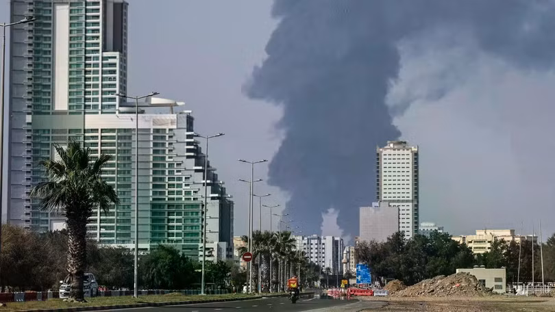 Khói bốc lên từ hướng một cơ sở năng lượng ở tiểu vương quốc Fujairah thuộc vùng Vịnh vào ngày 14/3. Ảnh: AFP.