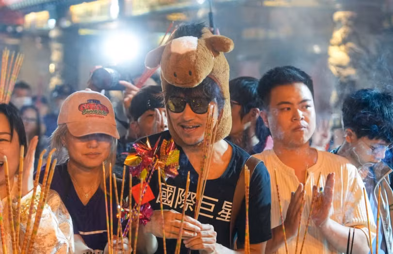 hang-nghin-nguoi-hong-kong-do-ve-ngoi-mieu-noi-tieng-de-cau-may-dip-dau-nam-3.png
