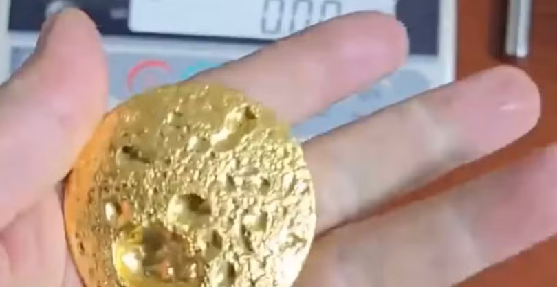 chiet-xuat-191-gram-vang-tu-sim-cu-nha-gia-kim-trung-quoc-gay-sot-va-keo-theo-lan-song-san-sim-5.png