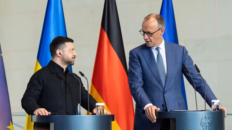 Thủ tướng Đức Friedrich Merz (phải) và Tổng thống Ukraine Volodymyr Zelensky tham dự cuộc họp báo tại Berlin, Đức vào ngày 14/4. Ảnh: Getty.