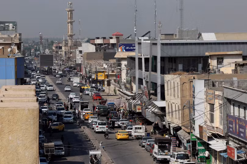 Các phương tiện giao thông trên một con phố ở Falluja, Iraq, ngày 27/9. Hơn hai thập kỷ sau khi thành phố Falluja ở miền Tây Iraq trở thành trung tâm kháng chiến chính chống lại lực lượng do Mỹ dẫn đầu ở Iraq, người dân cho biết họ lo ngại về an ninh của mình khi liên minh do Mỹ dẫn đầu chuẩn bị rút quân hoàn toàn. Ảnh: Reuters.