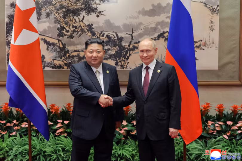 Nhà lãnh đạo Triều Tiên Kim Jong-un bắt tay với Tổng thống Nga Vladimir Putin trong một buổi lễ kỷ niệm 80 năm kết thúc Thế chiến II tại Bắc Kinh, Trung Quốc, ngày 4/9/2025. Ảnh: Reuters.
