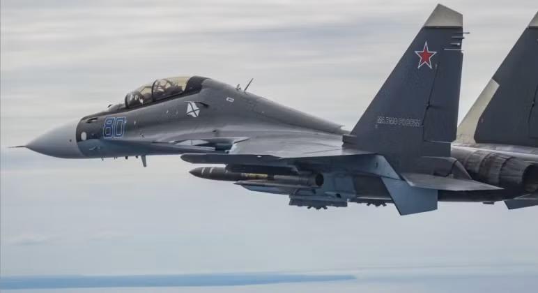 Máy bay chiến đấu Su-30SM2 của Hải quân Nga trang bị tên lửa Kh-31 trong cuộc đối đầu với máy bay Rafale của Pháp trên Biển Baltic. Ảnh: MW.