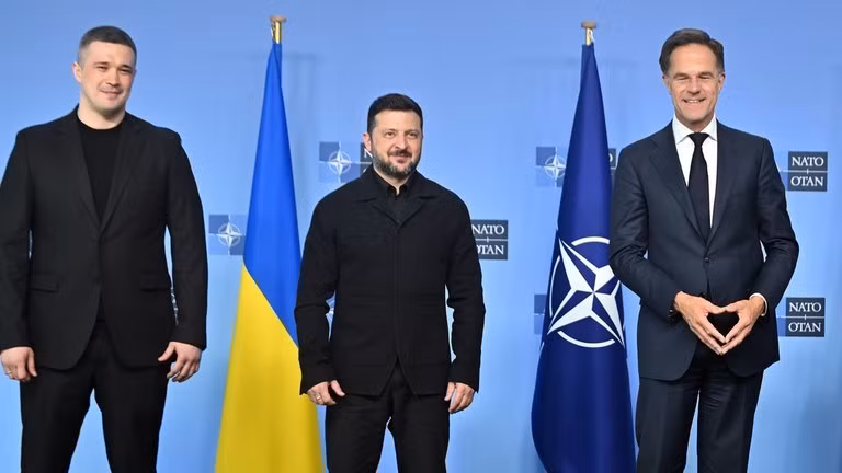Tổng thống Ukraine Volodymyr Zelensky và Bộ trưởng Quốc phòng Mikhail Fedorov gặp Tổng thư ký NATO Mark Rutte tại Brussels, Bỉ vào ngày 18/6. Ảnh: Anadolu.