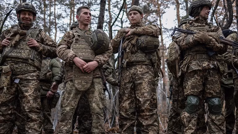 Tuyển quân cho quân đội Ukraine tại một địa điểm không được tiết lộ ở Ukraine vào ngày 11/11/2025. Ảnh: Getty.