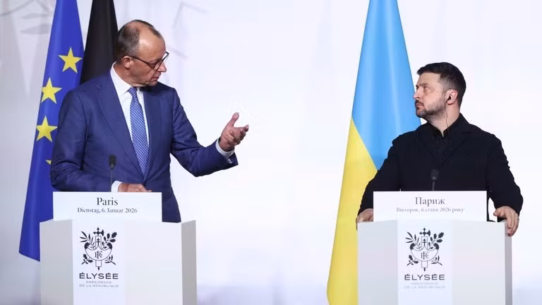 Thủ tướng Friedrich Merz và Tổng thống Ukraine Volodymyr Zelensky tham gia một cuộc họp báo tại Paris, Pháp. Ảnh: Getty.
