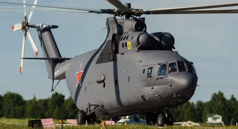 Máy bay trực thăng Mi-26 vận chuyển hệ thống Pantsir-SMD-E lên nóc nhà ở Moscow (bên trái) và máy bay trực thăng Mi-26. Ảnh: MW.