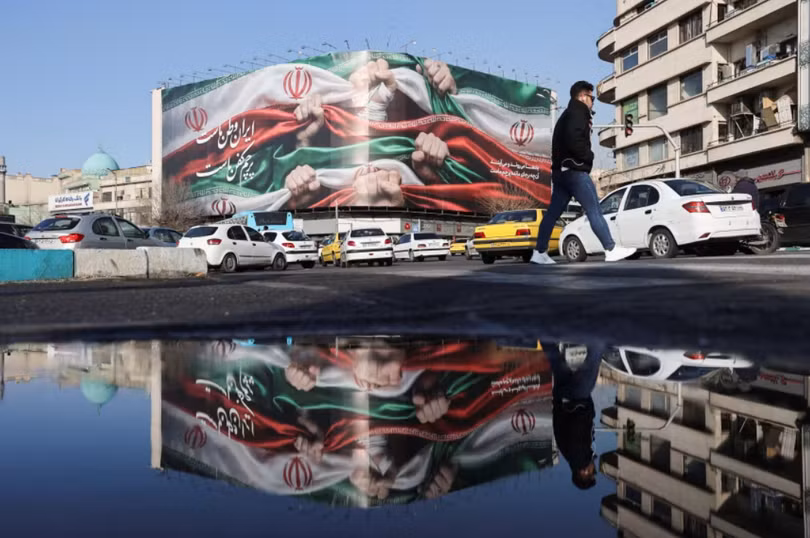Một bảng quảng cáo có hình ảnh quốc kỳ Iran trên một tòa nhà ở Tehran, Iran ngày 24/1. Ảnh: Reuters.