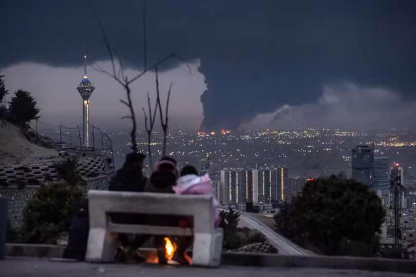 Khói bốc lên từ kho chứa dầu Shahran, Tehran, Iran hôm 8/3. Ảnh: Getty.