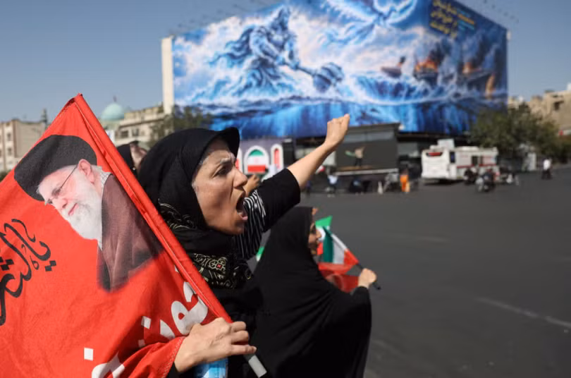 Một phụ nữ Iran hét lớn trong một cuộc tuần hành ở Tehran, Iran, ngày 25/9. Ảnh: Reuters.