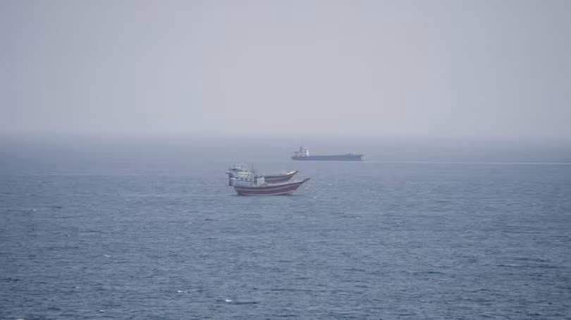 Các tàu thuyền gần eo biển Hormuz, nhìn từ Musandam, Oman, ngày 2/9. Ảnh: Reuters.