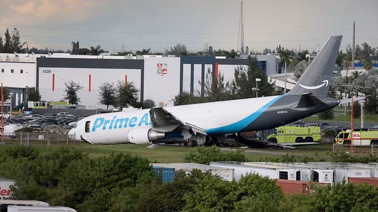 Máy bay chở hàng của Amazon sau vụ tai nạn tại sân bay quốc tế Miami, ngày 6/9. Ảnh: Getty.
