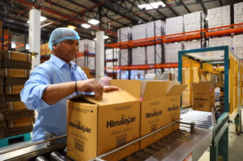 con-sot-nuoc-khoang-cao-cap-o-an-do-khi-nuoc-uong-tro-thanh-bieu-tuong-dia-vi-3.png