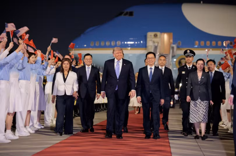 Tổng thống Mỹ Donald Trump tham dự lễ đón tiếp tại sân bay quốc tế thủ đô Bắc Kinh trong chuyến thăm Trung Quốc, ngày 13/5. Ảnh: Reuters.
