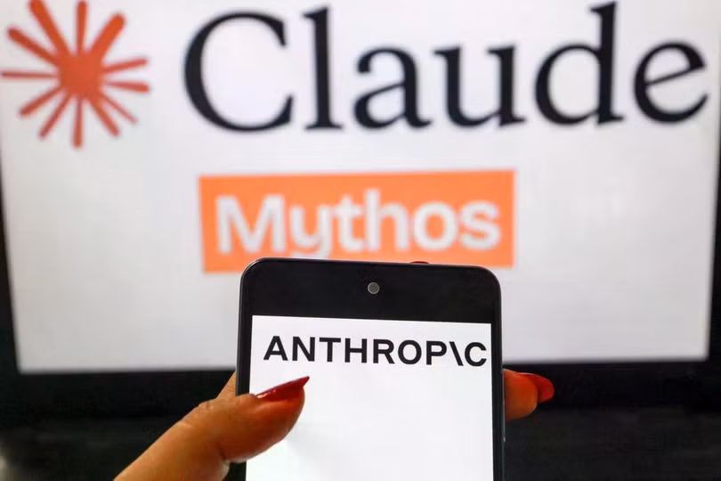 Hình ảnh chiếc điện thoại thông minh hiển thị logo Anthropic ở phía trước, với phông nền mờ theo chủ đề Claude Mythos, được chụp vào tháng 7. Ảnh: AFP.