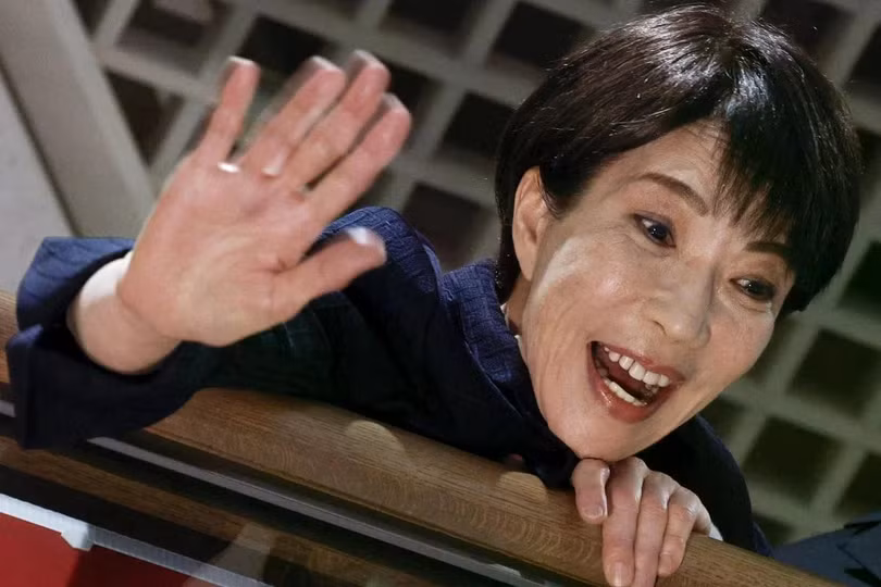 Thủ tướng Nhật Bản Sanae Takaichi vẫy tay chào những người ủng hộ trong một sự kiện vận động tranh cử ở Kawasaki hôm 31/1. Ảnh: Kyodo News.
