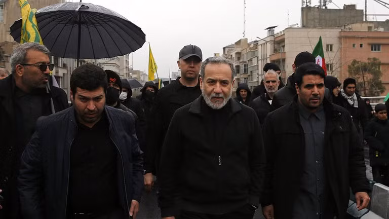 Ngoại trưởng Iran Abbas Araghchi (giữa) tham gia cuộc tuần hành truyền thống nhân Ngày Quds tại thủ đô Tehran vào ngày 13/3. Ảnh: Getty.