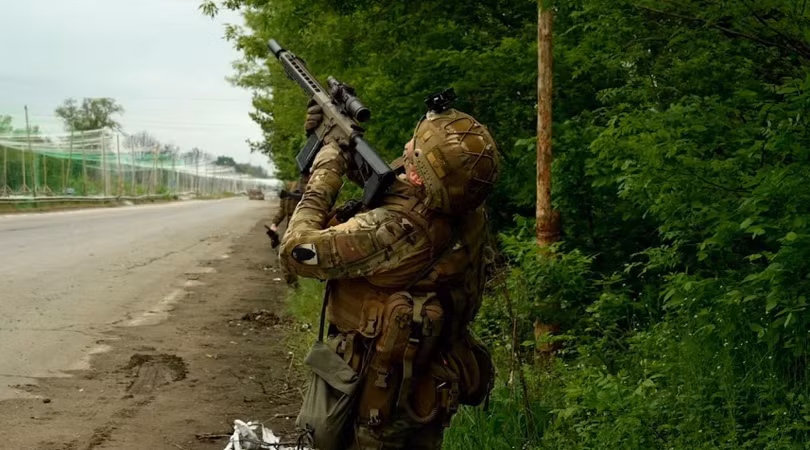 Một binh sĩ Ukraine nhắm bắn vào một máy bay không người lái của Nga trên bầu trời phía trên "Đường Sự Sống". Ảnh: CNN.
