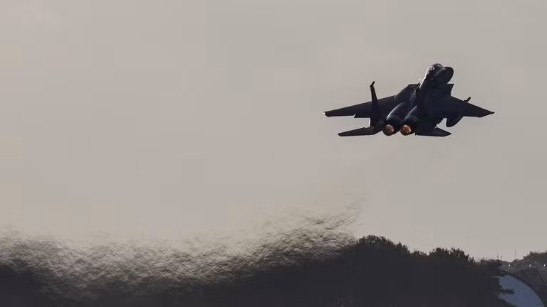 Một chiếc máy bay chiến đấu F-15 cất cánh từ căn cứ không quân RAF Lakenheath ở Mildenhall, Anh Quốc vào ngày 7/1. Ảnh: Getty.