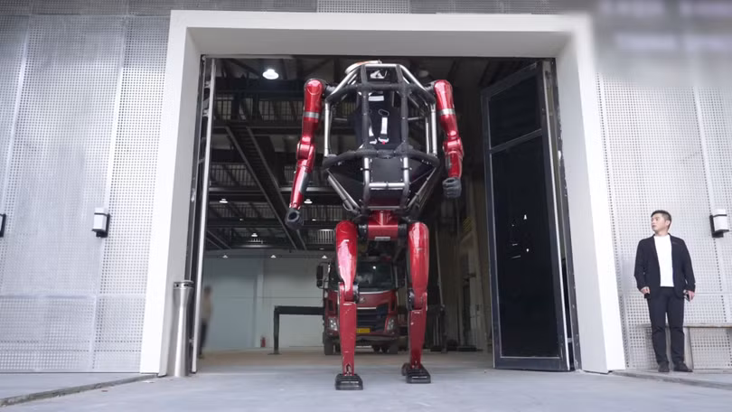 Mẫu robot này có khả năng chuyển đổi giữa tư thế đi bằng hai chân và tư thế đi bằng bốn chân. Ảnh: IE.