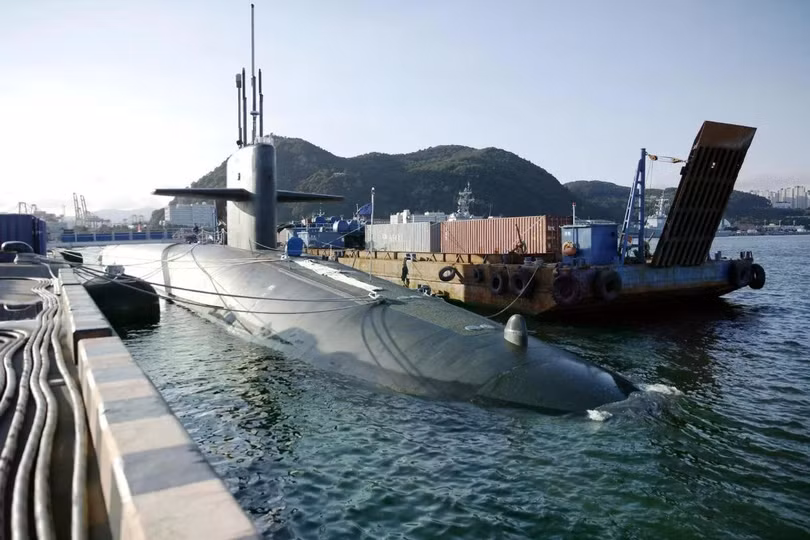 Tàu ngầm hạt nhân Kentucky của quân đội Mỹ tại căn cứ hải quân ở Busan, Hàn Quốc, năm 2023. Ảnh: Kyodo.