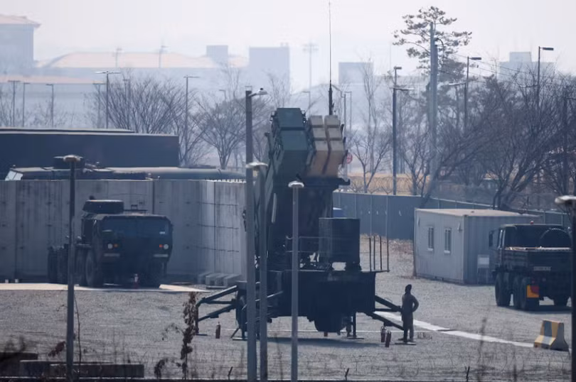 Hệ thống phòng thủ tên lửa Patriot của Mỹ tại một căn cứ quân đội Mỹ ở Pyeongtaek, Hàn Quốc, ngày 12/3. Ảnh: Reuters.