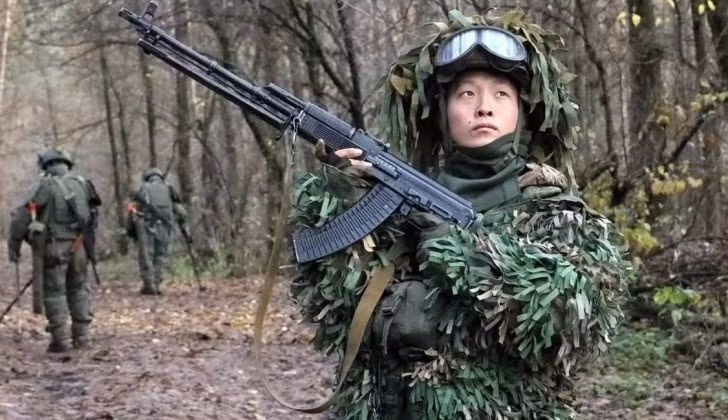 Binh sĩ rà phá bom mìn thuộc Quân đội Nhân dân Triều Tiên tại vùng Kursk của Nga. Ảnh: MW.