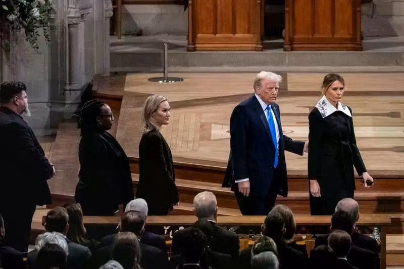 nhung-chi-tiet-bat-ngo-trong-20-ngay-lich-su-cua-ba-melania-trump-4.jpg