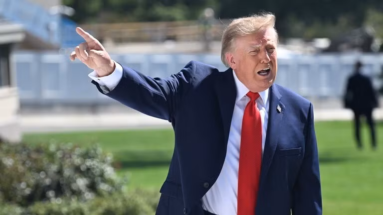Tổng thống Mỹ Donald Trump phát biểu trước giới truyền thông trên bãi cỏ phía Nam của Nhà Trắng ở Washington, D.C., Mỹ, ngày 1/10. Ảnh: Getty.