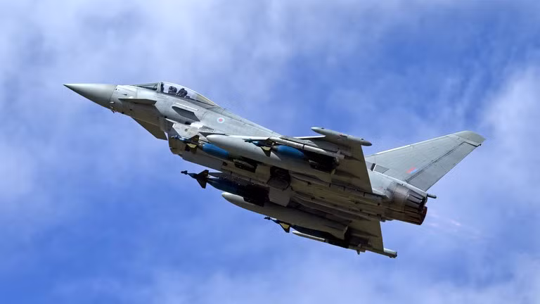 Máy bay Eurofighter Typhoon trình diễn tại Triển lãm Hàng không Quốc tế Hoàng gia, ngày 16/7/2011. Ảnh: Getty.