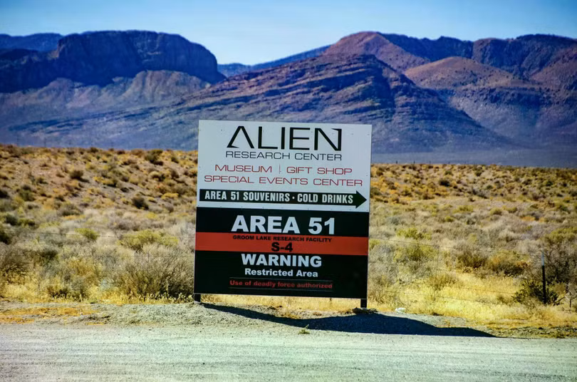 Biển hiệu "Trung tâm Nghiên cứu Người ngoài hành tinh" trên đường đến Khu vực 51 ở Rachel, Nevada, Mỹ. Ảnh: Getty.
