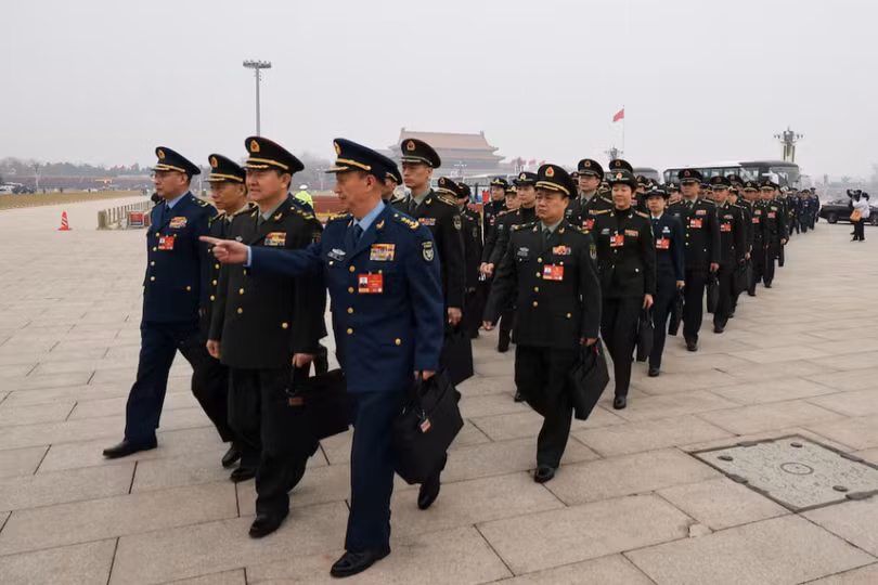 Các đại biểu quân đội tại Quảng trường Thiên An Môn trước thềm phiên khai mạc Hội nghị Hiệp thương Chính trị Nhân dân Trung Quốc (CPPCC) tại Đại lễ đường Nhân dân ở Bắc Kinh, Trung Quốc ngày 4/3. Ảnh: Reuters.