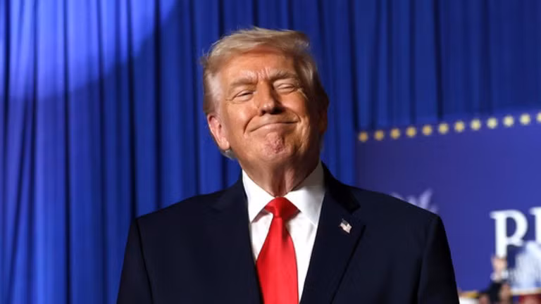 Tổng thống Mỹ Donald Trump bước lên sân khấu phát biểu trong một sự kiện tại Trung tâm Sự kiện Horizon vào ngày 27/1 ở Clive, Iowa. Ảnh: Getty.